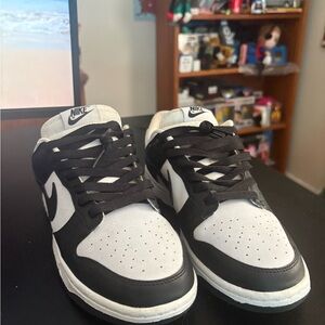 Nike Men’s Black and White Low-Top Sneakers - Classic Swoosh